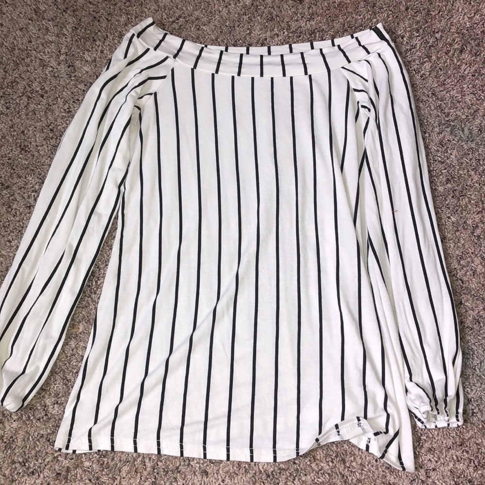 A striped quarter sleeve of the shoulder shirt